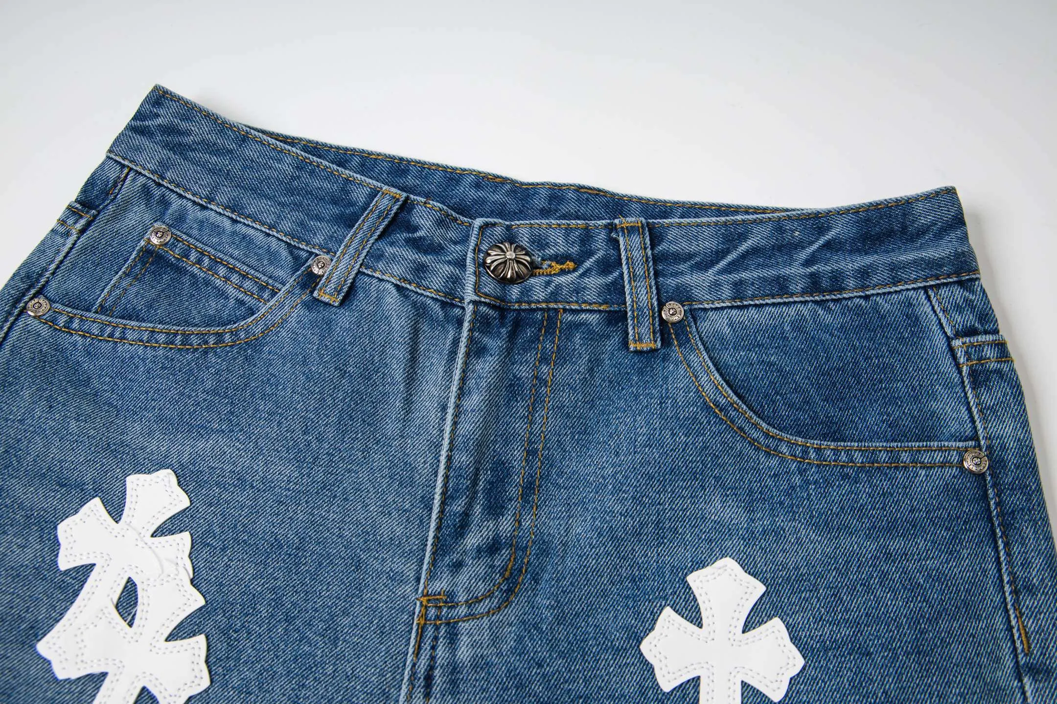 P210 Chrome Hearts jeans, blue and white leather. It is well known that chromehearts jeans use vintage Levis jeans as the base for creation. They usually add their own unique silver buckles and silver ornaments, plus leather embellishments. This is the reason why the value of these vintage jeans doubles, because the base is vintage jeans, and the jeans themselves have become very soft and comfortable after years of baptism. This can be distinguished from ordinary jeans. Regarding the size, you should also refer to the pants data. Style number: 1780# Size: 28 30 32 34 36